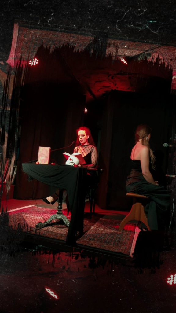 „Cocktail Macabre” live, Oktober 2025 in Darmstadt. Lily Magdalen liest aus ihrer Kurzgeschichte „Nocturne in f-Moll”