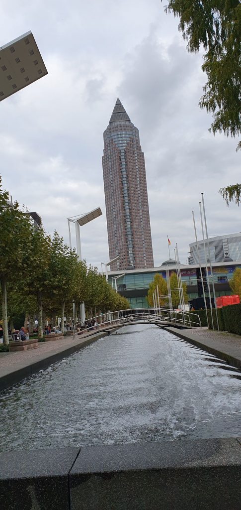 Ein klassisches Buchmesse-Foto: der Blick auf den „Messeturm” vom Messegelände aus. Lily Magdalen auf der FBM25